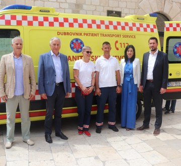 Župan Dobroslavić uručio ključeve novog sanitetskog vozila ravnatelju Doma zdravlja Dubrovnik
